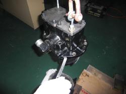 シックネスゲージで吐出隙間の測定。 適正な厚みにしておかないと正規の空気量が出なかったり、焼付けを起こしたりといった故障の原因になります。